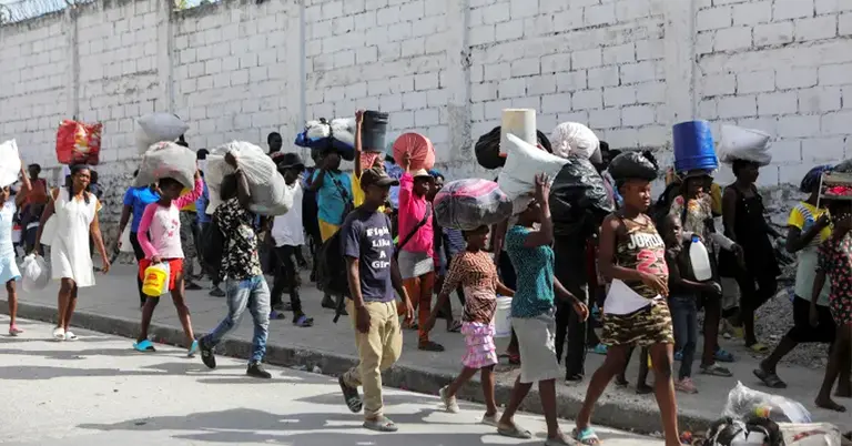 প্রয়োজনীয় জিনিস নিয়ে এলাকা ছাড়ছেন হাইতি অধিবাসীরা